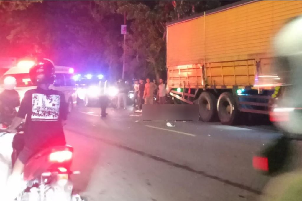 Ngeri! Pemotor Tewas Kecelakaan Tabrak Truk Parkir di Bojonegoro