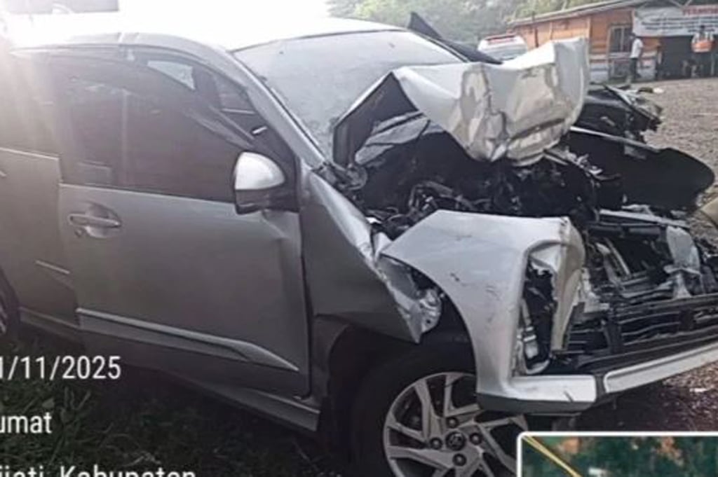 Kecelakaan Beruntun 3 Kendaraan di Tol Cipali, Minibus Ringsek Tewaskan 1 Orang