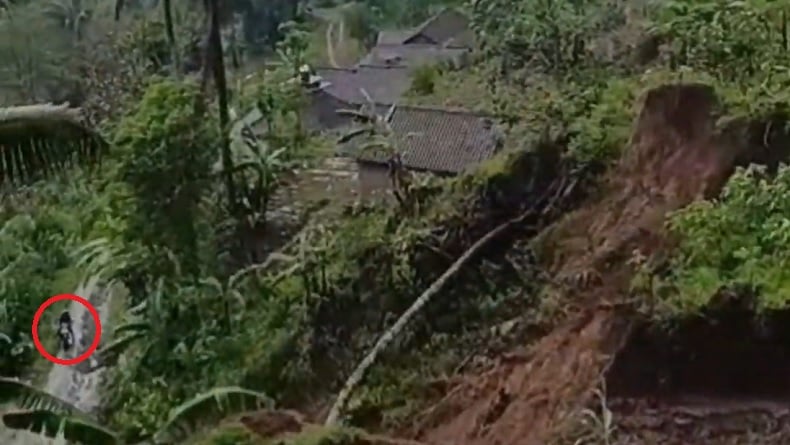 Detik-Detik Pemotor Nyaris Tertimbun Tebing Longsor di Ponorogo Terekam Kamera