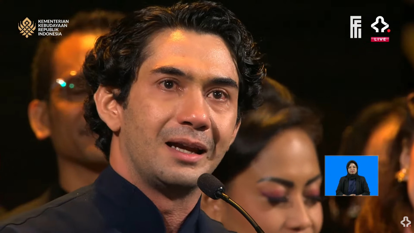 Tangis Reza Rahadian Pecah atas Kemenangan Film Pangku di FFI 2025