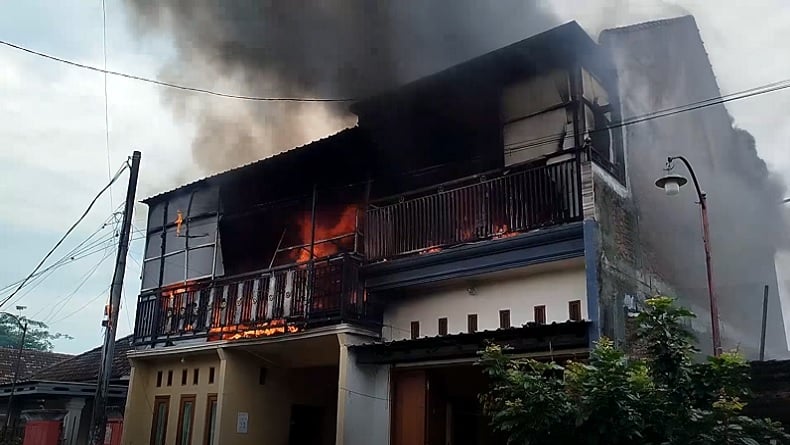 Kebakaran Home Industry Sepatu di Mojokerto, Karyawan Panik Selamatkan Barang