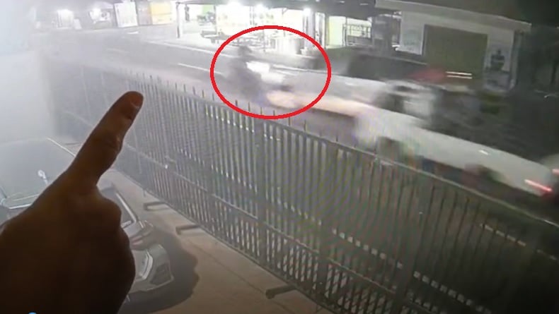 Detik-Detik 2 Pemotor Tewas Terpental Tabrakan dengan Mobil di Sampang Terekam CCTV