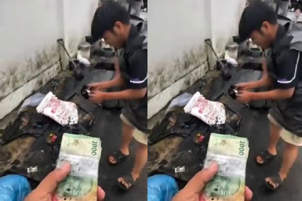 Rezeki Nomplok! Viral Warga Temukan Segepok Uang saat Bersihkan Gorong-Gorong