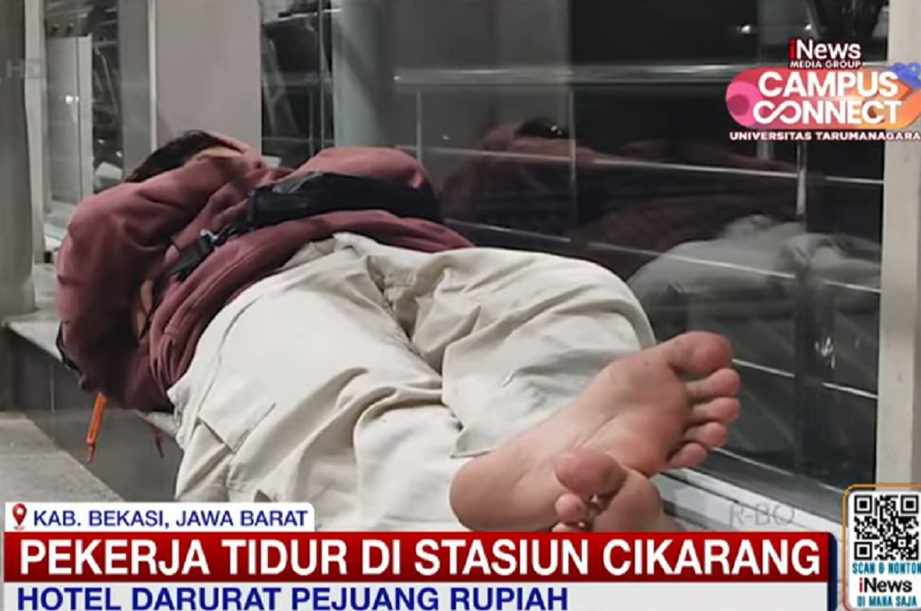 Viral Fenomena Pekerja Tidur di Stasiun Cikarang karena Tertinggal KRL Terakhir