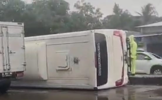 Kecelakaan Bus Rombongan Calon Jemaah Umrah Terbalik di Pangkep, 2 Luka-Luka