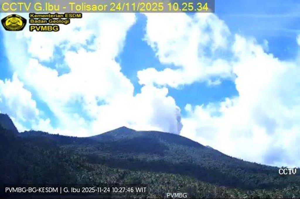Gunung Ibu Erupsi dengan Kolom Abu 500 Meter, Warga Diminta Jauhi Radius 2 Km