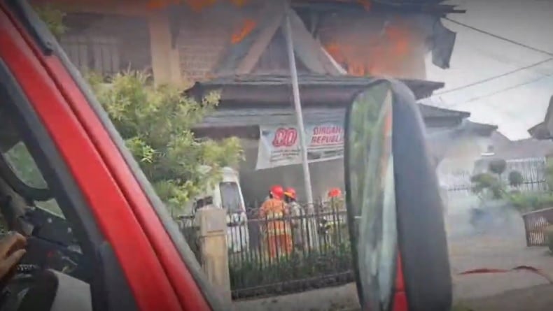 Kantor Dinas Pertanian Tanaman Pangan Jambi Hangus Terbakar