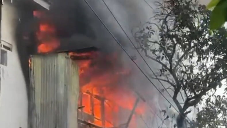 Mes Karyawan Toko Bangunan di Surabaya Ludes Dilalap Api, 14 Mobil Damkar Dikerahkan