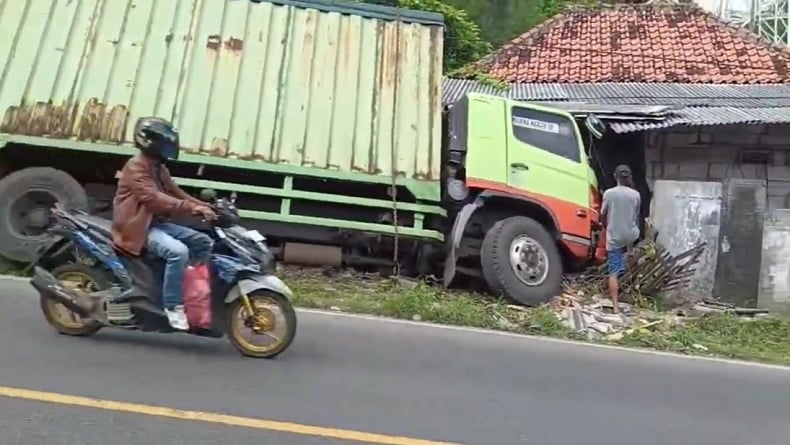 Kecelakaan di Bangkalan, Truk Kontainer Oleng Tabrak Rumah Warga