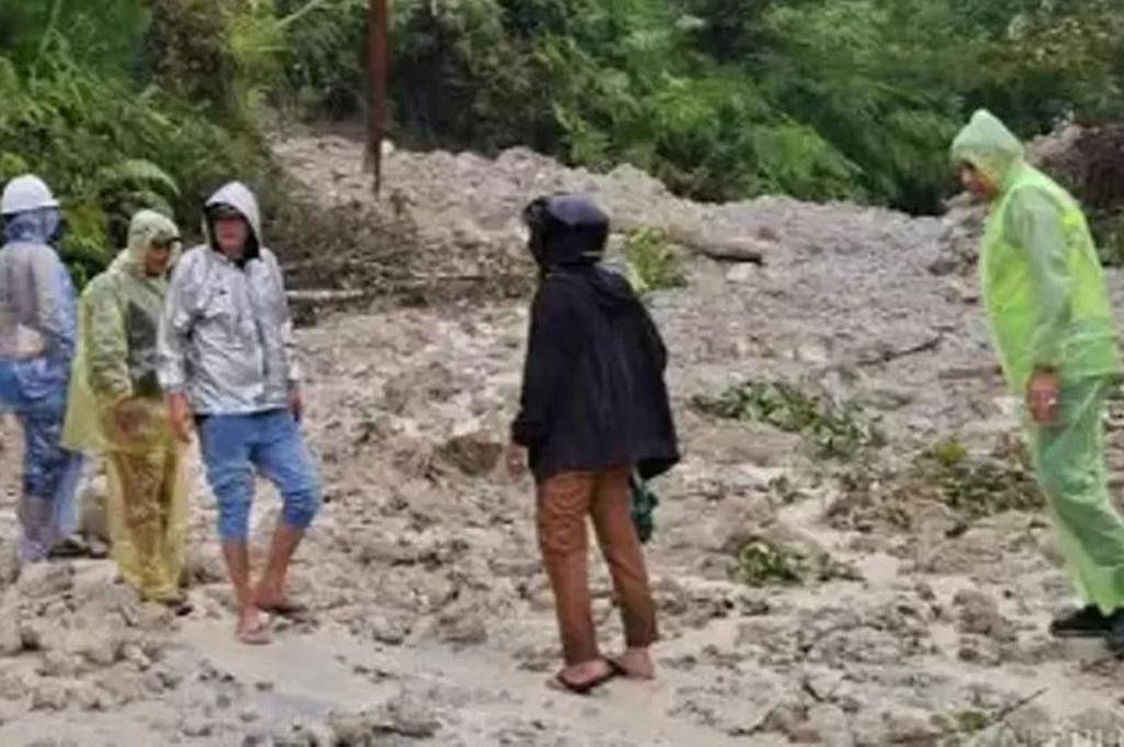 Longsor di Tapsel, Jalinsum Sipirok-Tapanuli Utara Lumpuh Total!