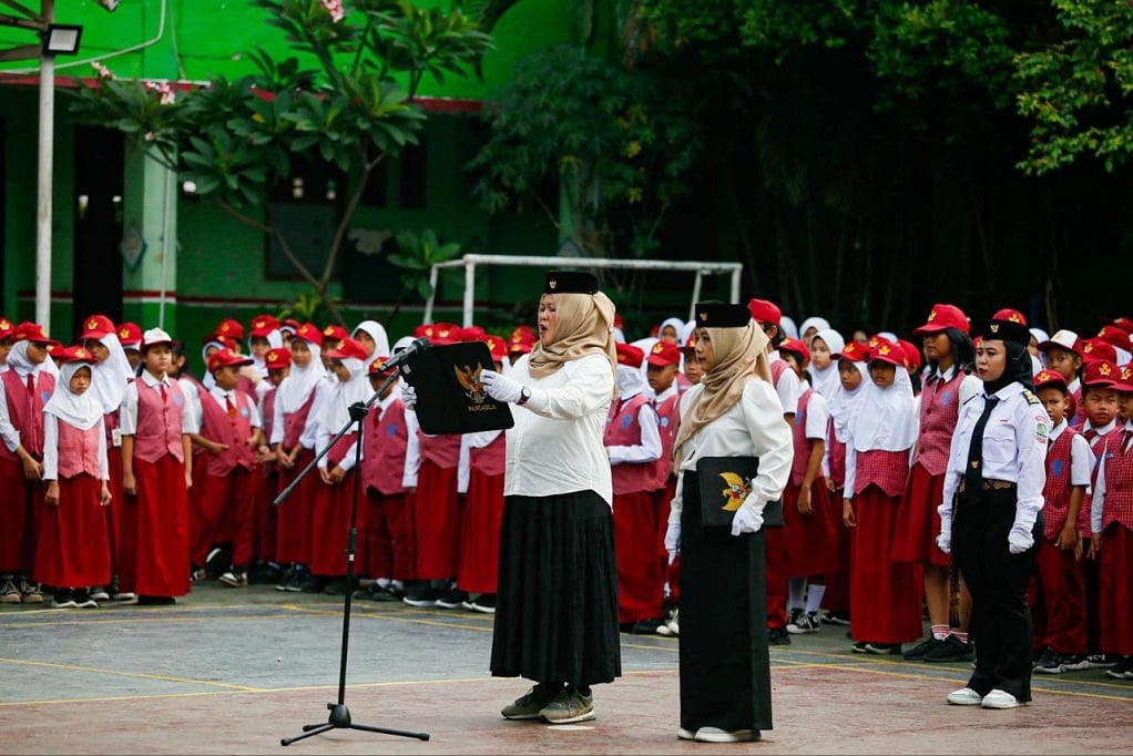 Momen Unik Wali Murid Jadi Petugas Upacara di SDN Jatimakmur 5 Bekasi, Peringati Hari Guru