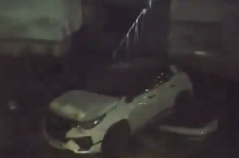 Tertabrak Kereta, Mobil Fortuner Ringsek dan Terjun ke Kali di Cengkareng