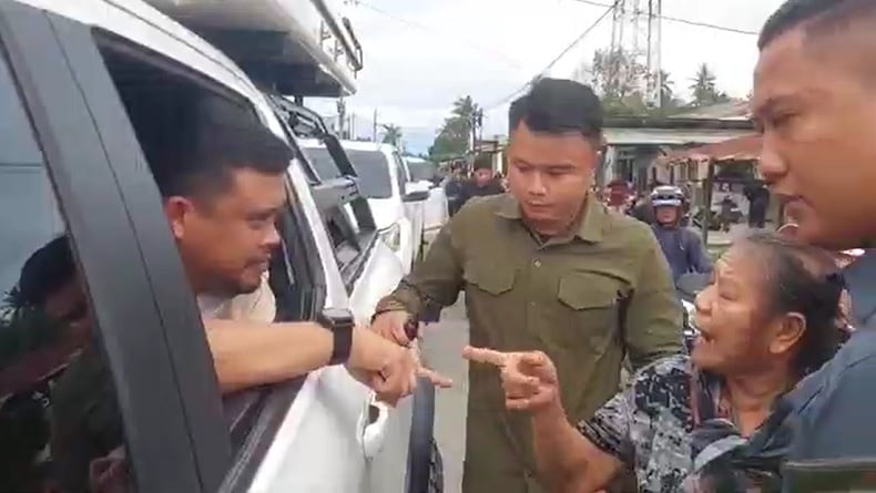 Reaksi Bobby Nasution Mobilnya Diadang dan Digebrak Emak-Emak saat Kunjungan ke Batubara