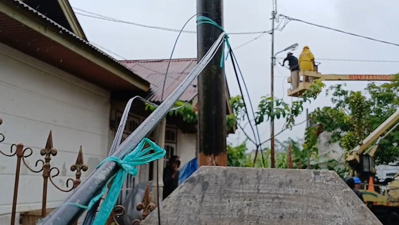 Hujan Deras dan Angin Kencang Terjang Bukittinggi, Atap Sekolah Terbang hingga Kabel Listrik Putus