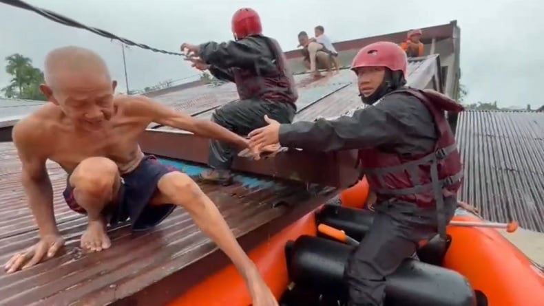 Terjebak Banjir, Bayi hingga Lansia di Medan dan Deliserdang Dievakuasi