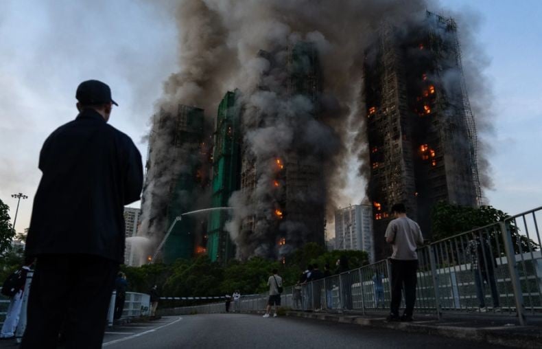 Kebakaran Hebat 7 Apartemen di Hong Kong Tewaskan 44 Orang, Api Masih Berkobar 