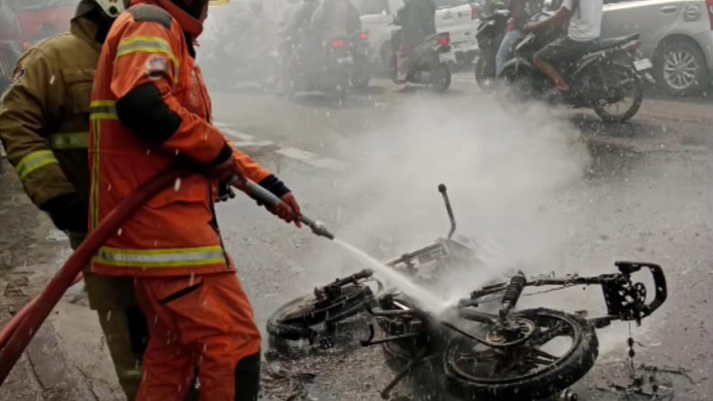 Terjebak Macet Parah, Motor Suzuki Thunder di Surabaya Terbakar