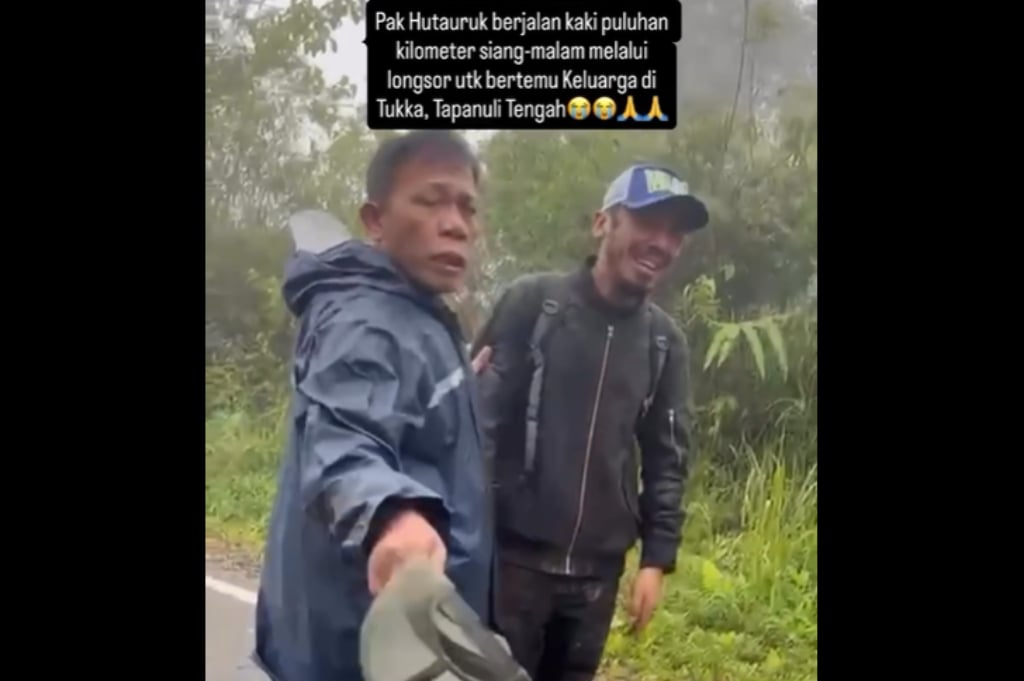 Viral! Pria Ini Menangis Bertemu Bupati Masinton saat Cari Istri dan Anak Hilang dalam Bencana