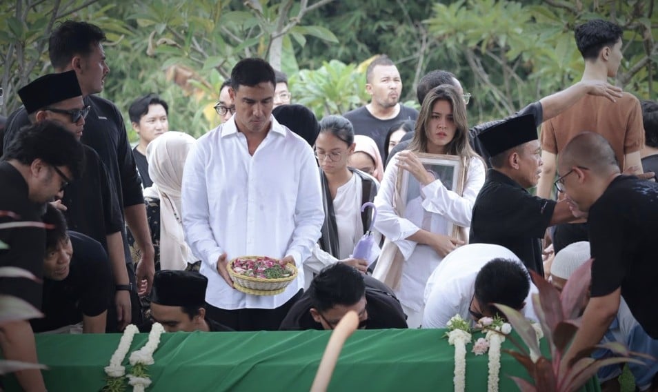 Ibunda Raisa Dimakamkan di TPU Cenere, Hamish Daud Turut Hadir