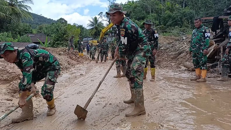Jalan Lintas Sumatera Putus Total akibat Longsor di Tapanuli Utara