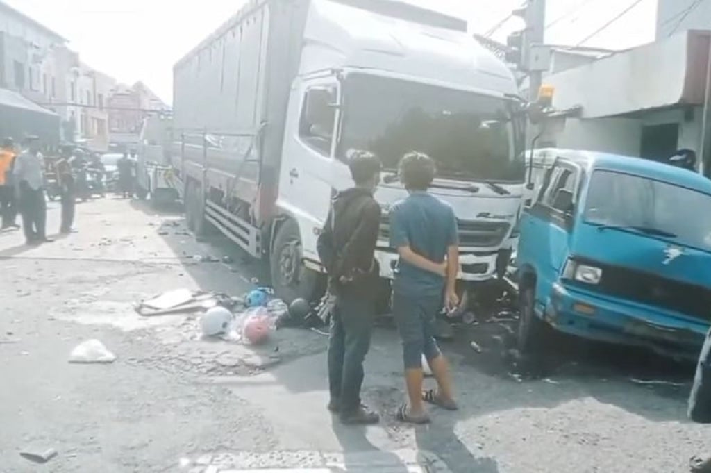 Horor! Penampakan TKP Kecelakaan Beruntun 12 Kendaraan di Cikampek, Korban Bergelimpangan