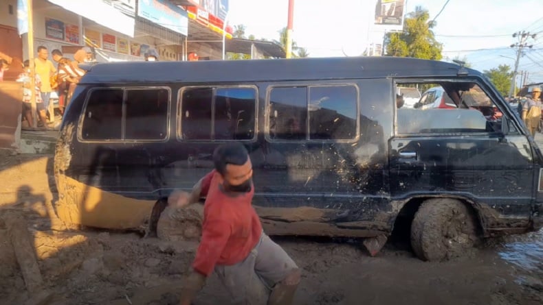 Banjir Surut, Warga Pidie Jaya Berjibaku Bersihkan Endapan Lumpur Tebal