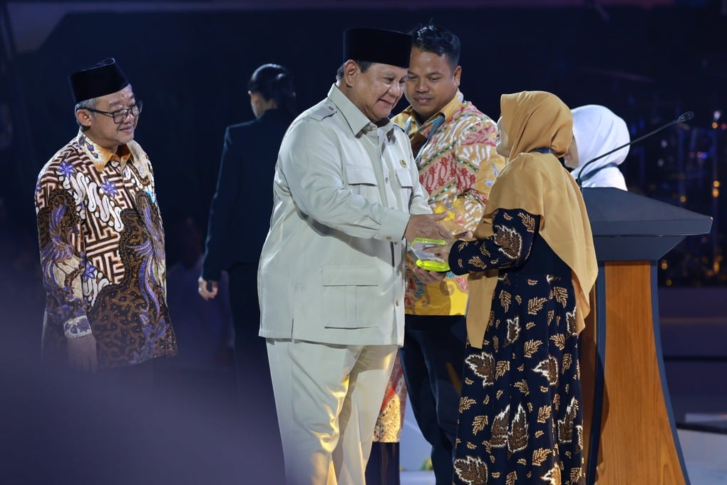 Prabowo Beri Penghargaan untuk 3 Guru Berdedikasi di Puncak HGN 2025