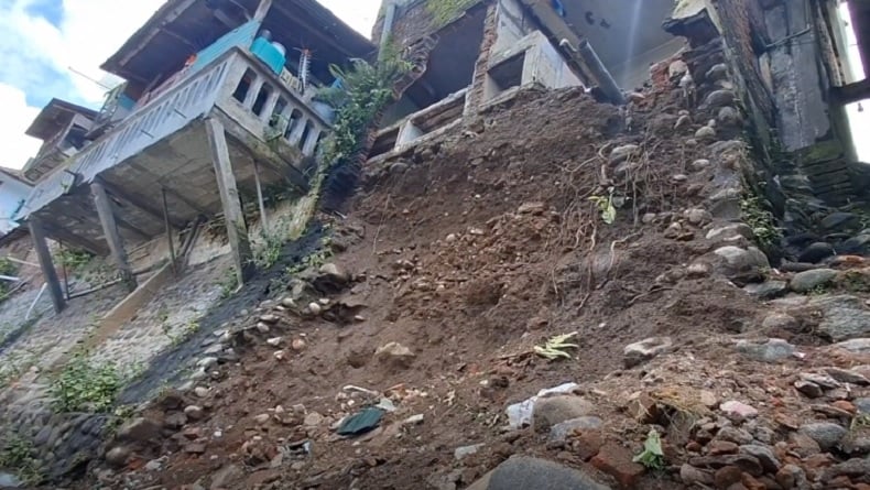 Rumah 2 Lantai di Jember Ambles Tergerus Banjir Sungai Kali Jompo