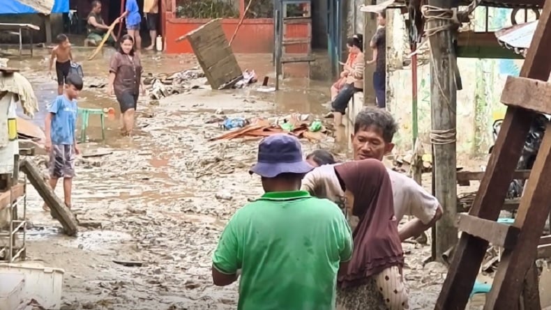 Update Dampak Banjir Sumut, Warga Medan Mulai Bersihkan Rumah dari Timbunan Lumpur