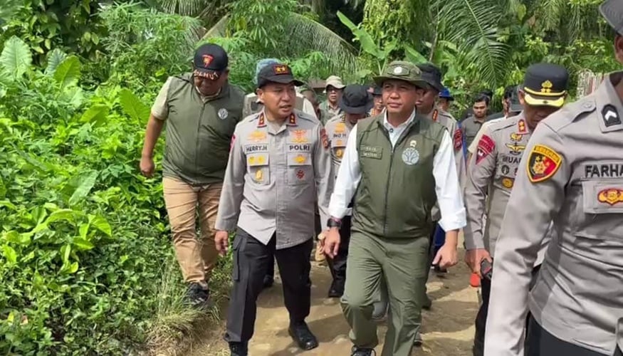 Menhut Tinjau Langsung Proses Evakuasi Korban Banjir-Longsor di Agam Sumbar