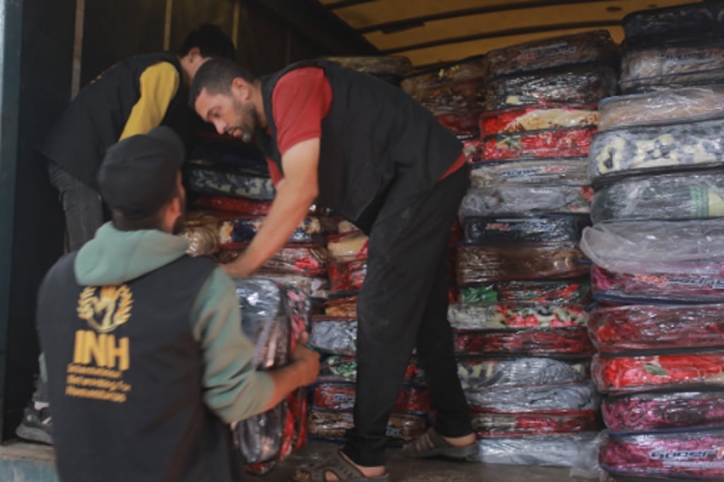 INH Distribusikan Ribuan Selimut Musim Dingin untuk Warga Palestina di Gaza