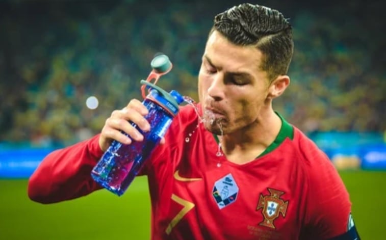 Rahasia Ilmiah di Balik Ritual Minum Air Unik Cristiano Ronaldo yang Mengejutkan Dunia