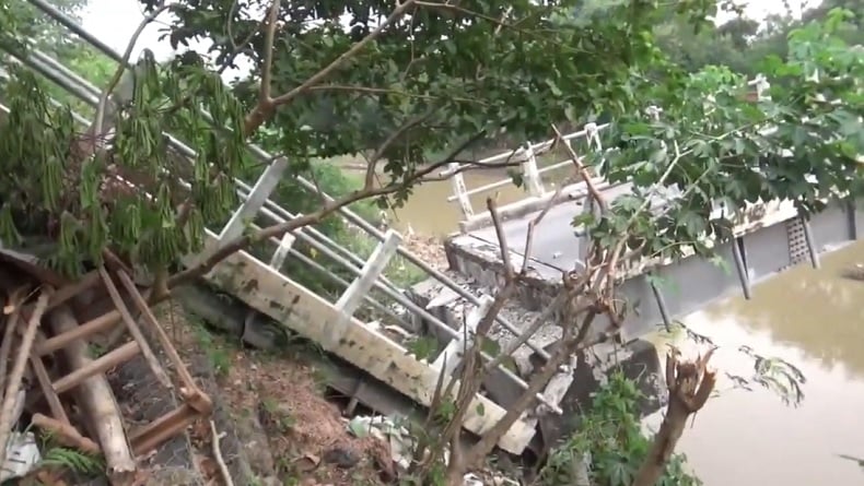 Jembatan Kedungdowo Nganjuk Putus Lagi, 2 Pemotor Terjatuh ke Sungai Widas