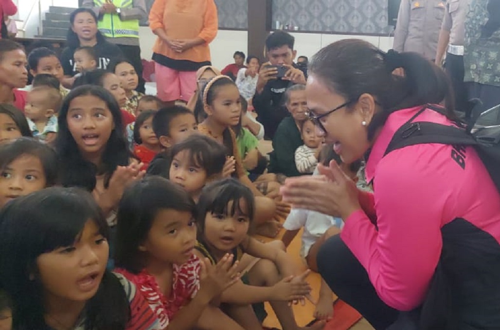 Ketum Bhayangkari Cek Korban Banjir di Tapteng, Hibur Anak-Anak Pengungsi