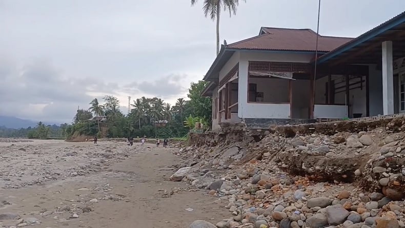 11 Rumah di Bantaran Sungai Batang Anai Padang Pariaman Hanyut Diterjang Banjir Bandang