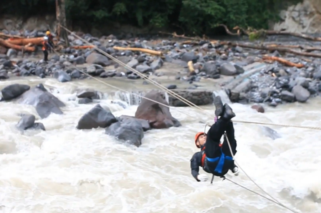 Dramatis! SAR Lintasi Sungai dengan Gelayutan di Tali Sejauh 50 Meter Evakuasi Korban Banjir