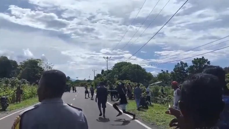 Menegangkan, Warga Adat dan Karyawan PT Krisrama Bentrok di Lahan Eks HGU Nangahale
