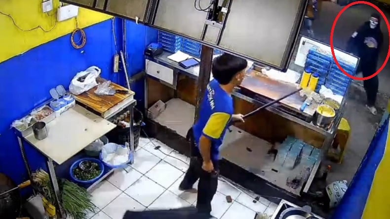 Aksi Brutal Geng Motor Serang Pedagang Martabak di Bandung Terekam CCTV, Kini Diburu Polisi