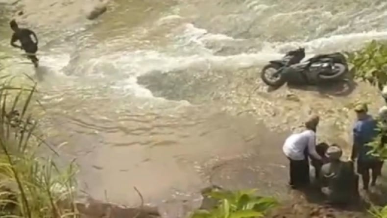 Tragis! Guru Pasutri Berboncengan Motor Jatuh ke Sungai Berbatu di Bangkalan