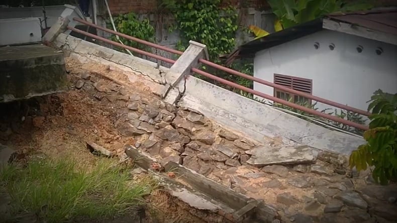 Tembok Rumah Sakit Islam Arafah Jambi Roboh Timpa 3 Rumah Warga