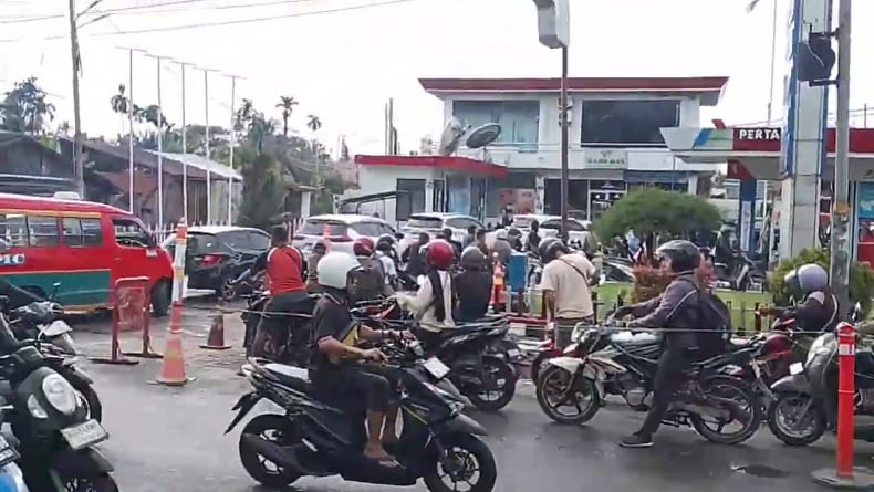 Distribusi BBM Terganggu akibat Banjir, Warga Medan Keluhkan Antrean di SPBU