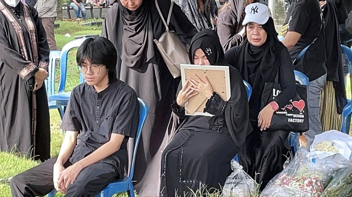 Antarkan Suami ke Peristirahatan Terakhir, Karina Ranau Peluk Erat dan Cium Foto Epy Kusnandar