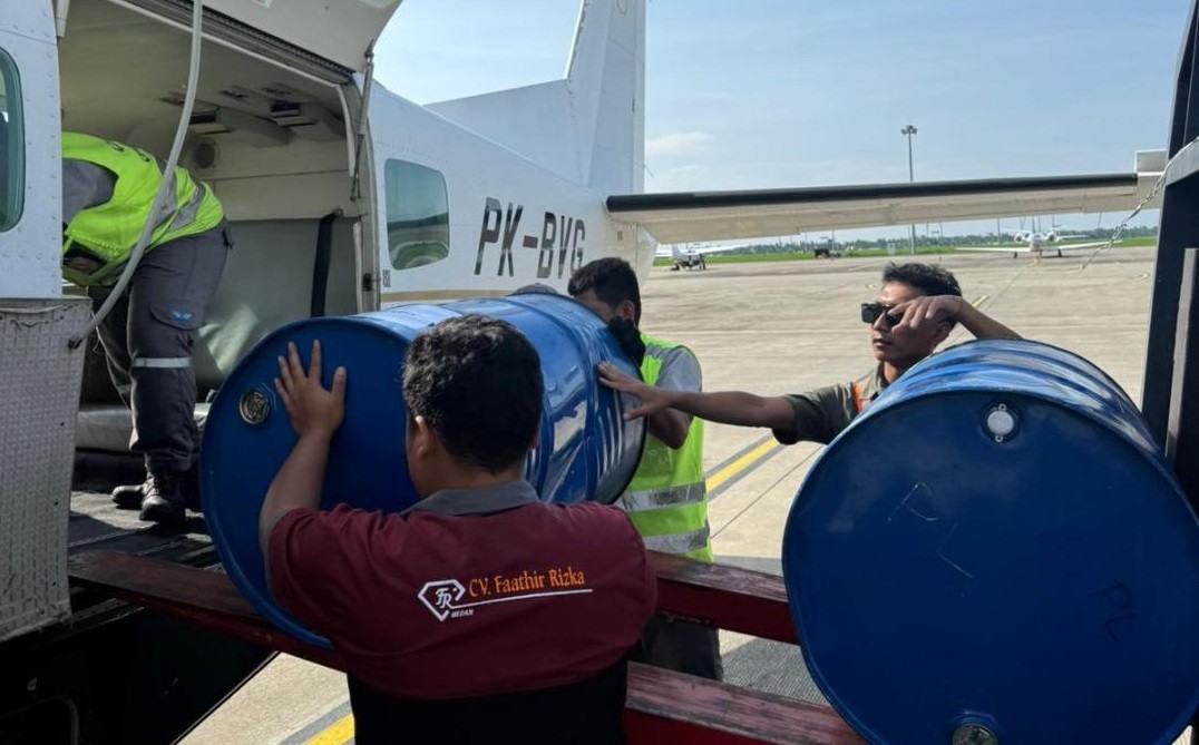 Jalan Terputus akibat Bencana, Pertamina Angkut BBM Gunakan Pesawat Perintis