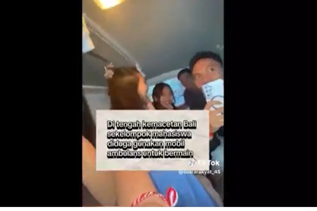 Viral Ambulans Bawa Mahasiswa Pakai Sirine Terobos Macet di Bali, Netizen Geram!