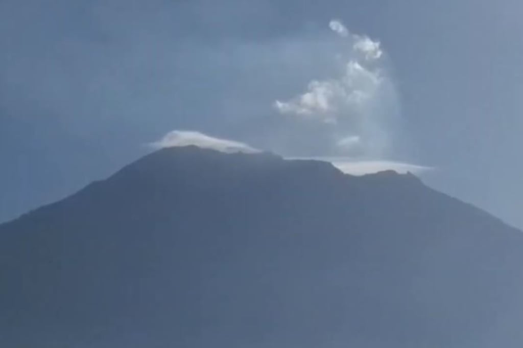 Viral Asap Putih Keluar dari Kawah Gunung Agung di Karangasem Bali, Fenomena Apa?
