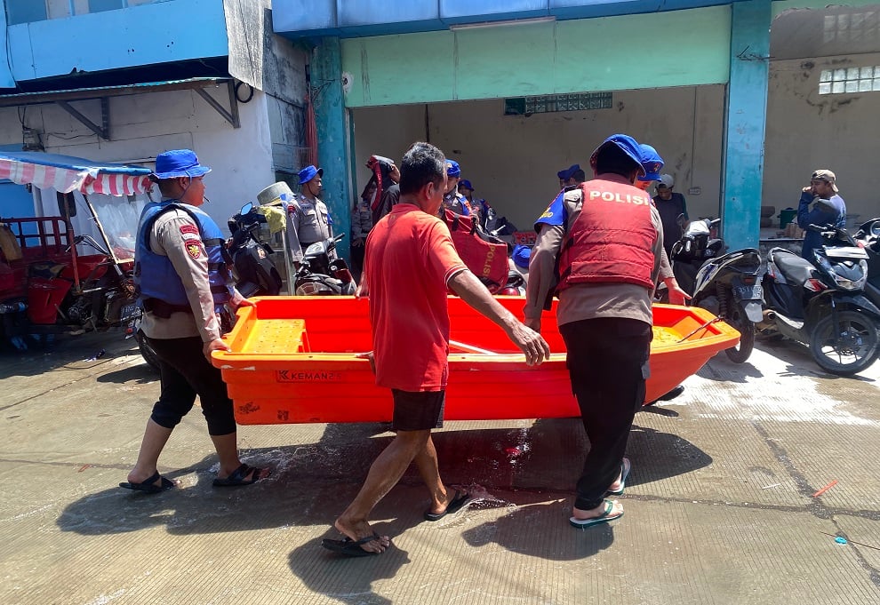 Ditpolairud Polda Metro Kerahkan Perahu Kecil Bantu Evakuasi Anak Sekolah terdampak Banjir Rob 