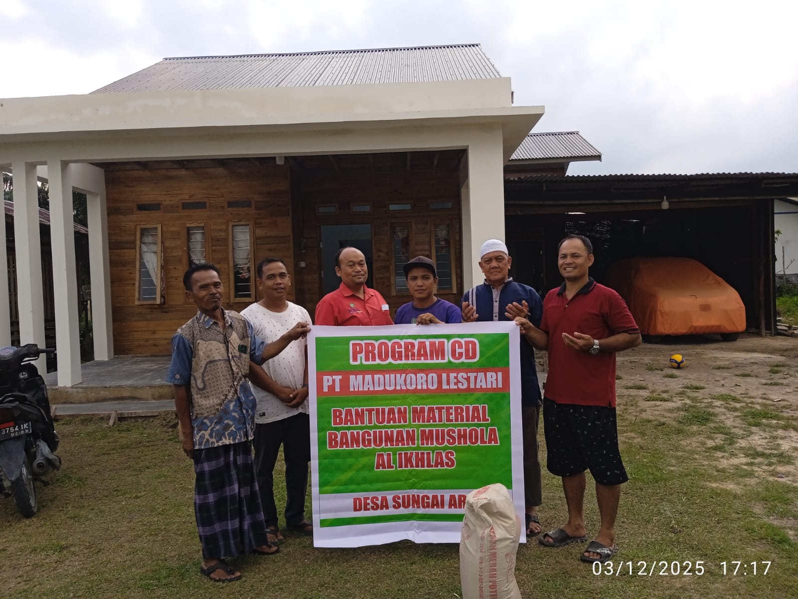 PT Madukoro Lestari Salurkan Bantuan Material untuk Musala Al Ikhlas Sungai Ara