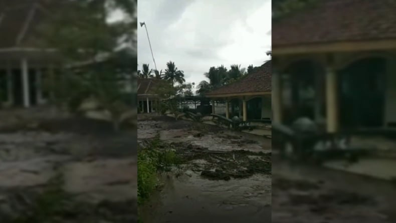 Banjir Lahar Hujan Gunung Semeru Terjang Permukiman, Warga Lumajang Panik