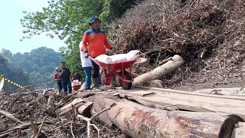 Akses Terputus, Bantuan Banjir Bandang di Padang Panjang Diangkut Manual Lalui Medan Berat