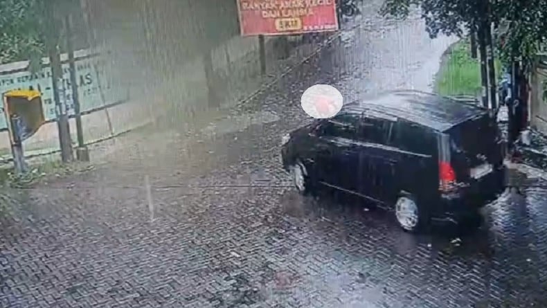 Tragis! Bocah 8 Tahun di Surabaya Terlindas Mobil saat Main Hujan Terekam CCTV